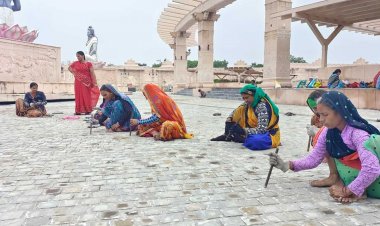 वह तोड़ती पत्थर... देखा उसको 'कारिडोर' के अंदर  ...!