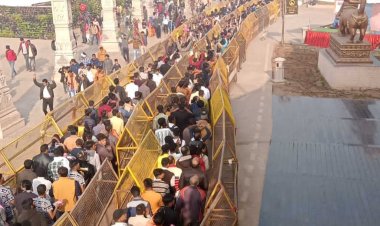 अच्छी व्यवस्था से खुश,  महाकाल भक्तगण  जूते-चप्पल छोड़ गये ...!