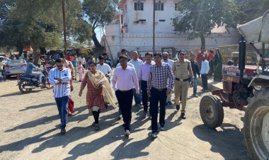 भक्तगण “दान” कर जाते है, पुजारी बेचकर “माल” कमाते है ... !