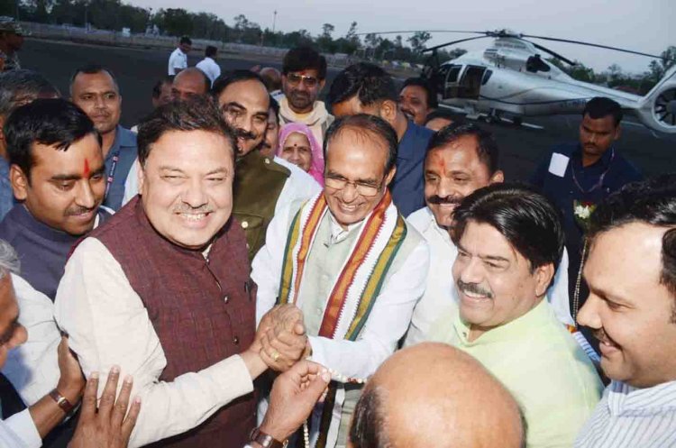 मैडम को हटा दे: हमारा मानदेय बढ़ा दे ...!