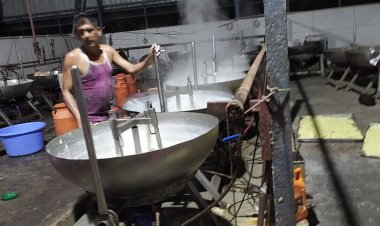 बाथरूम में छुपा कर रखी थी मिल्क पाउडर की बोरिया...!