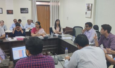 कलेक्टर का प्रश्न सुनकर: बगले झांकने लगे एसडीएम ...!