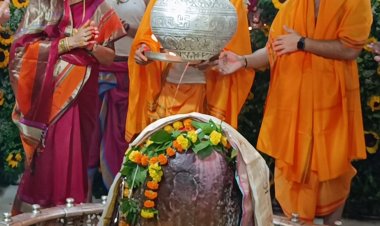 पहले नगद राशि दी, फिर अंगवस्त्र भी दिया ... !