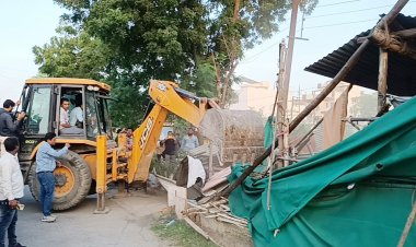 मकान तोड़ा- दुकान छोड़ी- कार्रवाई रही अधूरी ... ! 