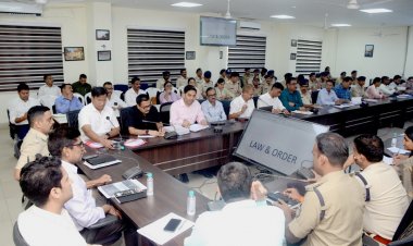 भृत्य- लिपिक- प्राध्यापक: सब एक बराबर ...! 