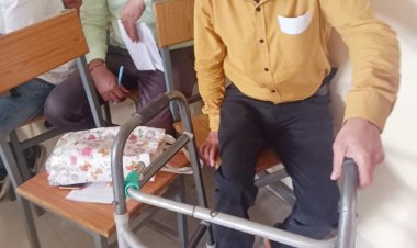 हाथ कटा है, दिखता नहीं और चल नहीं सकता: कर्मचारियों ने भोजन लूटा ...!   