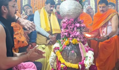 सीएम ने सिक्योरिटी छोडी और महंतश्री के निवास पहुंच गये ...!   