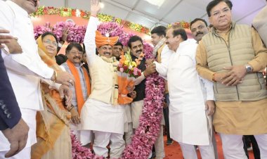 साउंड सिस्टम ने कार्यक्रम बिगाडा: मुख्यमंत्री ने कलेक्टर को देखा ...!   