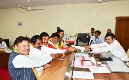 कलेक्टर चुपचाप अचानक मंदिर पहुंचे, जिलाध्यक्ष दस्तखत करना भूले ... !