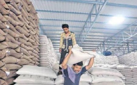 गेंहू की बोरियों से निकली ... बालूरेत-मिट्टी और भूसा ...! 